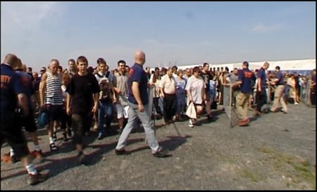 Click on image to see full-sized version The crowds of punters arrive...