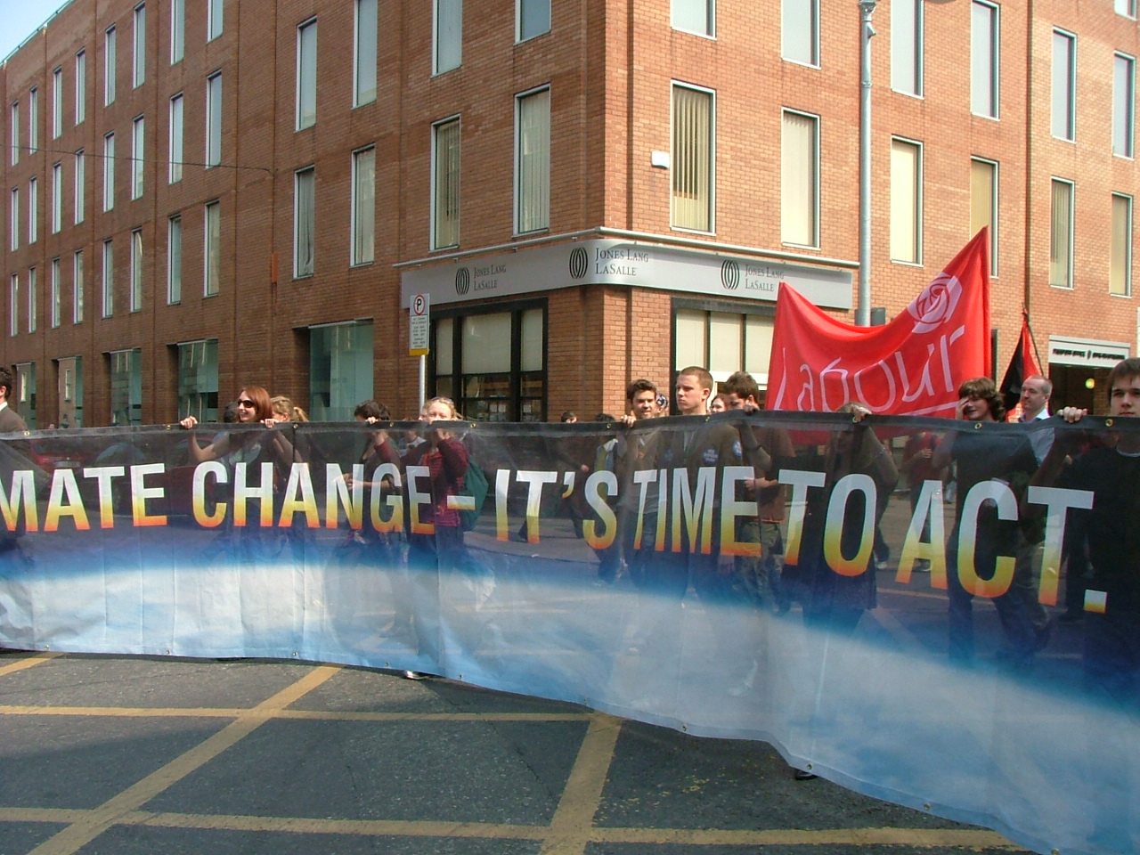 http://www.indymedia.ie/attachments/apr2007/climate_change_time_to_act.jpg