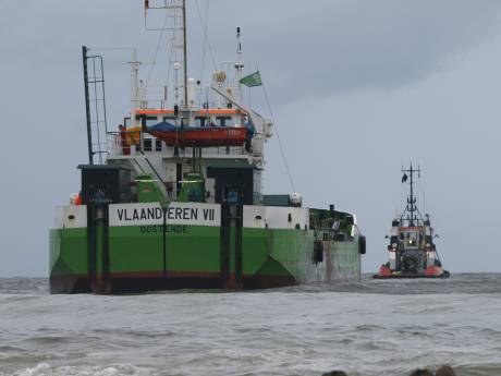 Click on image to see full-sized version tug working hard