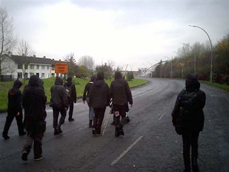 Click on image to see full-sized version black bloc'ers walking to the police line