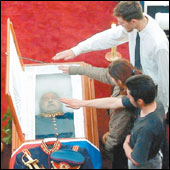 Pinochet was appointed "chief of the armed services" by President Allende. One week later he murdered him. Young Chileans give the nazi salute over his corpse.