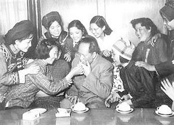 12345mao_zedong_with_women_in_1950.jpg