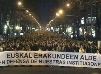 Bilbao Monday evening - thousands march to support their institutions and stop the criminalisation of their regional prime minister.