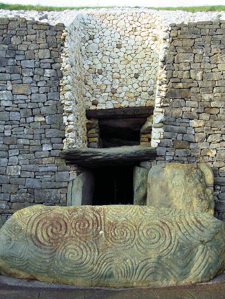http://www.indymedia.ie/attachments/jan2010/newgrange2.jpg