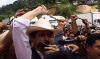 the moment Zelaya lifted the chain which hangs on the Nicaraguan & Honduran border