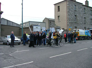 Tea is served to the picket by the binworkers at 9.45