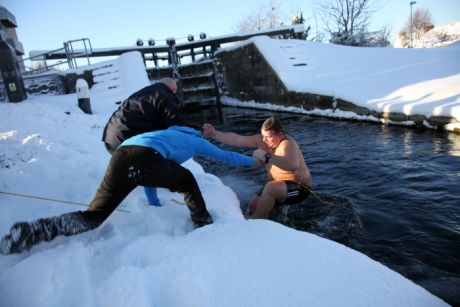 Click on image to see full-sized version The CABHAIR Swim in December 2010 - s'no joke!