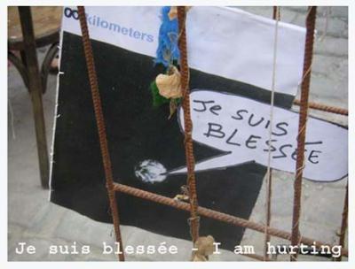 "je suis blessée im hurting", says the world