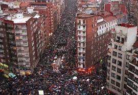 Click on image to see full-sized version Aerial view of prisoners' solidarity march in Bilbao, January '09.