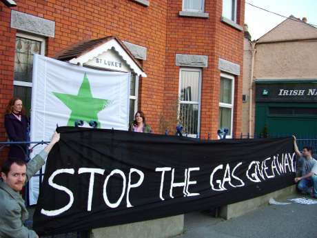 st_lukes_protest_april12_07_3.jpg