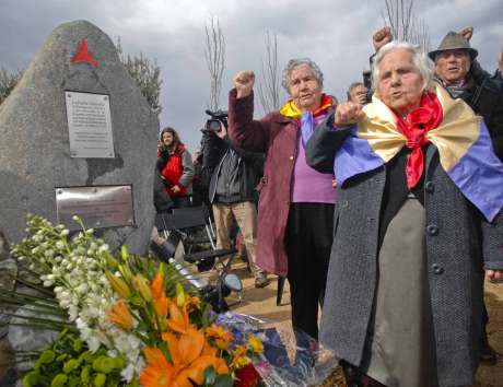 Spanish veterans by the monument