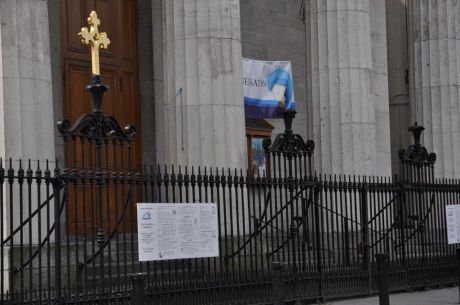 The bare railings of the Pro Cathedral shortly after protest.