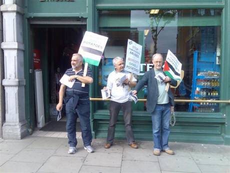 IPSC Activists handout leaflets