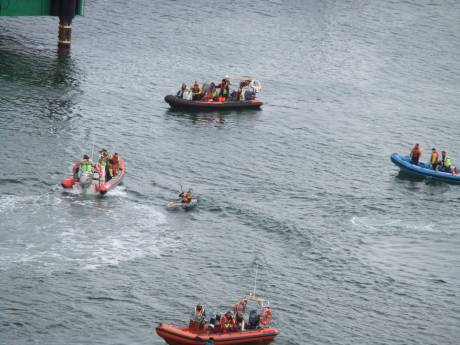 Lone kayaker surrounded but still Beating The Boreholes!