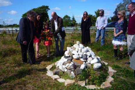 Paul Muldoon, Susan McKeown, Risn McKeown and Colm Toibn lay the wreath