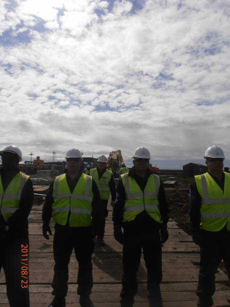 Click on image to see full-sized version Guarding a digger