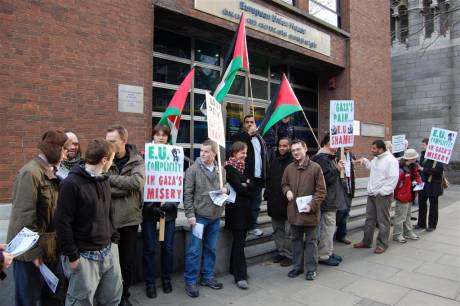 Over 20 activists spent their lunchbreak protesting at the EU offices