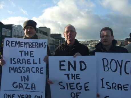 Cllr Mick Barry (left), Cllr Ted Tynan (centre) and Cllr Chris O'Leary (right) on Cork's vigil for Gaza today