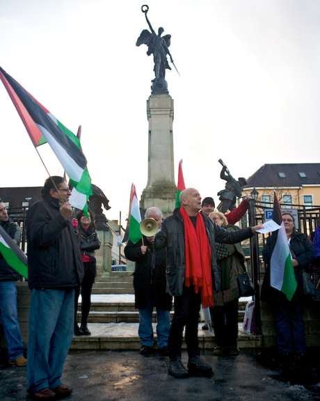 Eamonn McCann of DAWC addressing the rally, in Derry on 27th Dec 09,  marking the anniversary of Israel's assault on Gaza.