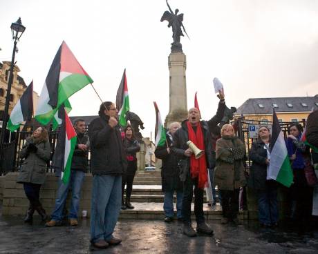 Eamonn McCann of DAWC addressing the rally, in Derry on 27th Dec 09,  marking the anniversary of Israel's assault on Gaza.