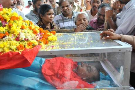 Madhuramma, mother of Maoist leader Mallojula Koteshwara Rao alias Kishenji weeping in front of his body in Peddapalli of Karimnagar district on Sunday. Photo: Thakur Ajay Pal Singh