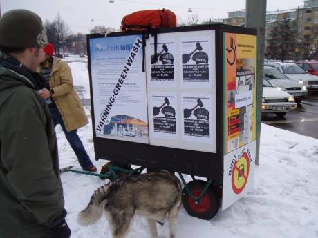 Mobile display box and the dog
