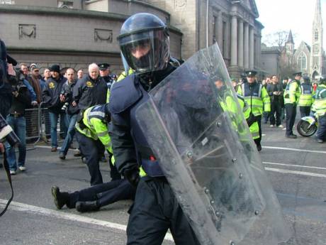 Riot Police Arrive to Force Crowd Backwards From Parnell Monument