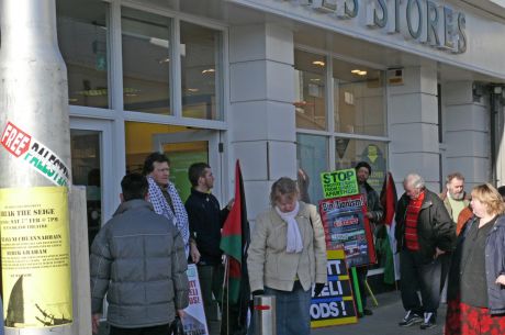 Flying picket outside Dunnes, Rosemary Ave.