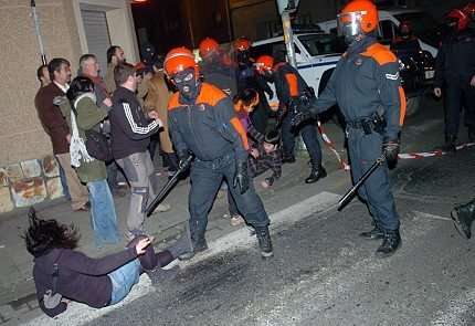 Plainclothes and uniformed Ertzainza (Spanish-Basque police) pounce on demonstrators protesting banning of Basque parties at rally of ruling PNV (Basque conservative party)
