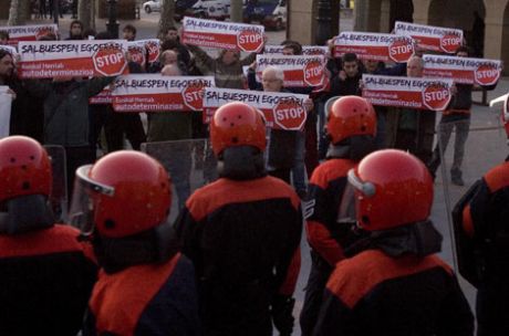 Ertzaintza in riot gear to suppress protests at banning of parties