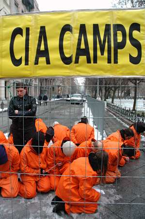 Budapest: Amnesty International in front of the US Embassy