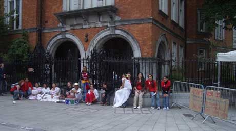 outside art gallery - would'nt you think they'd be a bit more helpful?