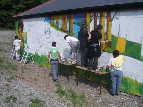 nicaragua and mayfield paint the wall of the centre