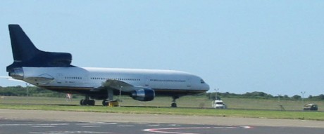 Click on image to see full-sized version Suspicious US plane under Irish Army guard Shannon 13 jul 06