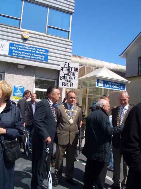 Mayor Crowe, in brown suit and chain - behind d stalker