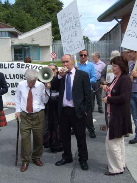 Pat speaking to his well-wishers outside Castlerea Prison