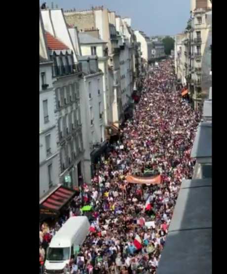 paris_covid_vax_passport_protest.jpg