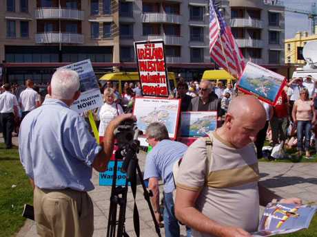 Click on image to see full-sized version Oi, Fahy, you're blocking me camera line