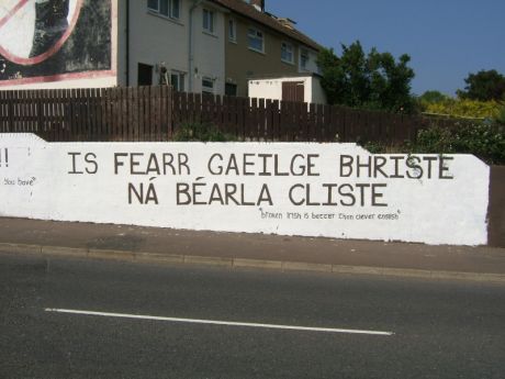 Is fearr Gaeilge bhriste ná Béarla cliste