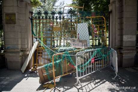 Parc Ciutadella gate barracaded