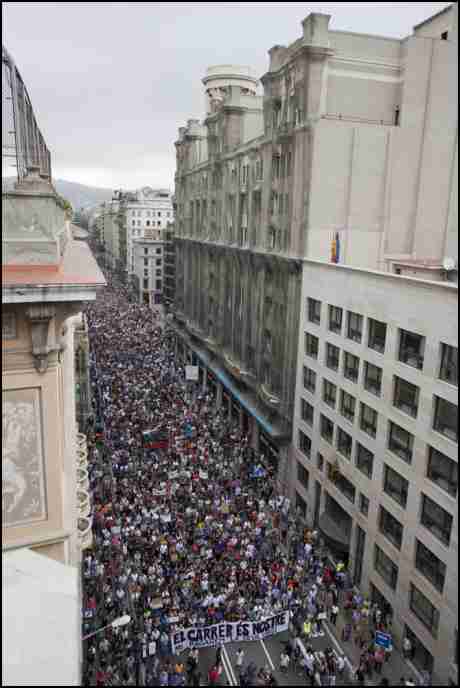 The streets are ours - We will not pay for their crisis : 1/4 million INDIGNADOS take the streets of Barcelona