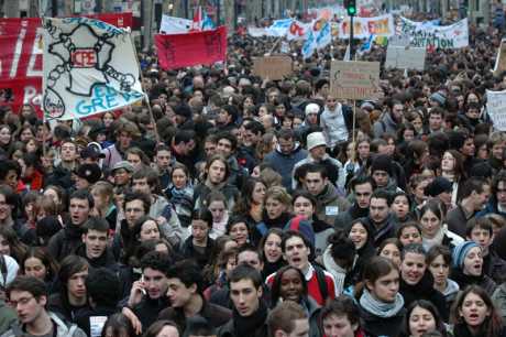 Click on image to see full-sized version french youth pack the streets of paris, tuesday 7th march