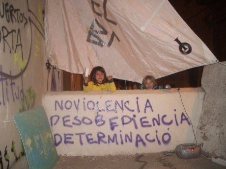 non violence, disobedience, determination : local kids take control of the deselojo seas: their space