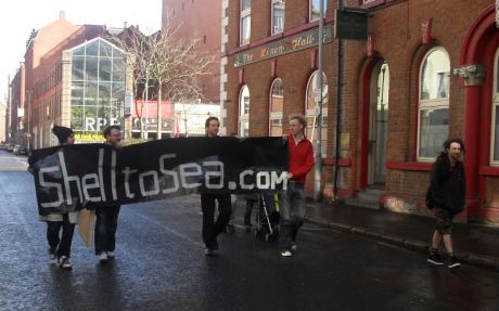 A few people arrive at the demonstration by taking to the streets