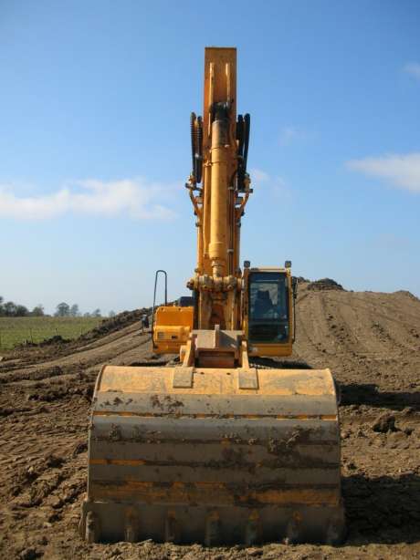 Huge bucket used at Lismullin 31 March 2007