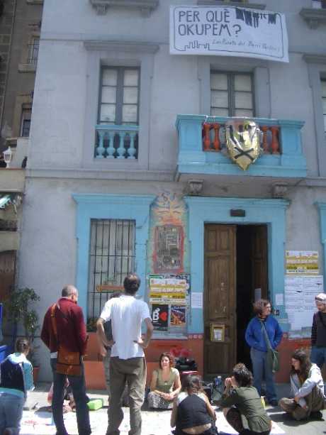 Miles de Viviendas : thousands of homes : a positivie creative outside space