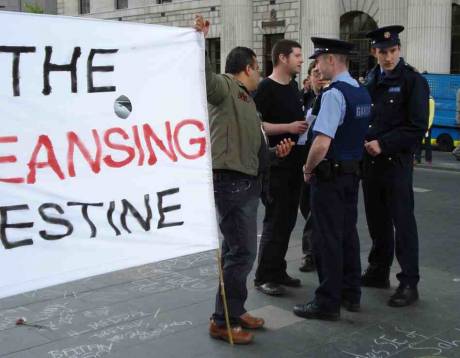 sign_and_gardai.jpg