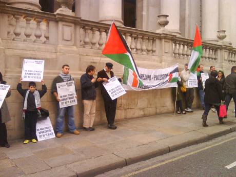 Click on image to see full-sized version IPSC anti-Veolia vigil outside Dublin City Hall this evening as the vote was being taken