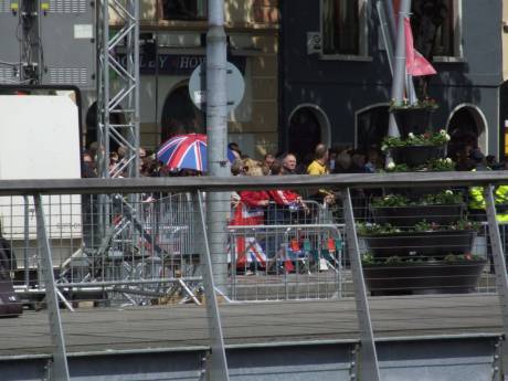 The small 'real' crowd, concentrated round the corner on the first block of South Mall