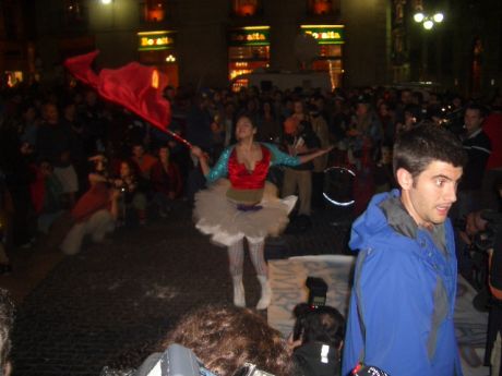 manifestation Barcelona style, circus, music, clowns, acrobats, an example of MAKABRA